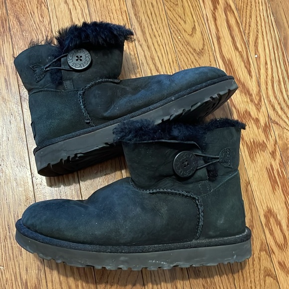 UGG Mini Bailey Button II- Short Black - Picture 4 of 11